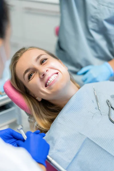 Pacient zâmbind la dentist